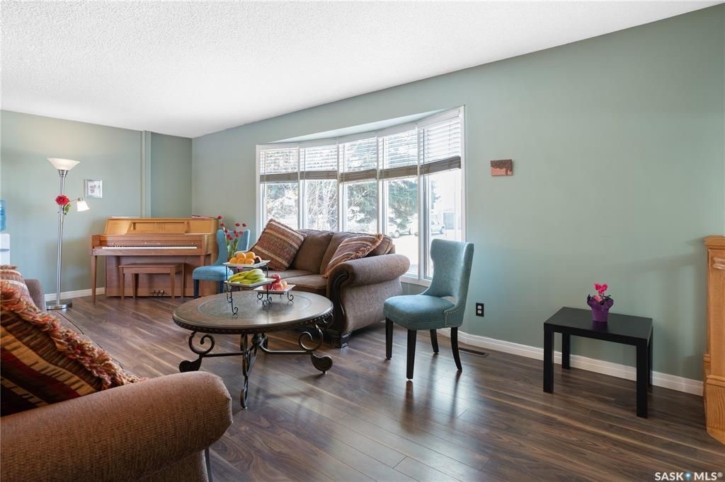 West College Park小区1797尺独立屋出售。位置位于小区核心安静街道，可步行到达双语小学，高中，8街购物等。5 房4卫3个大厅，地下室完全装修，主卧带独立洗手间，连房子双车库外加4车道。房屋门窗，地板，车库，厨房，外墙，室内墙面，瓦片，锅炉热水器大部分更新。后院宽 - 8