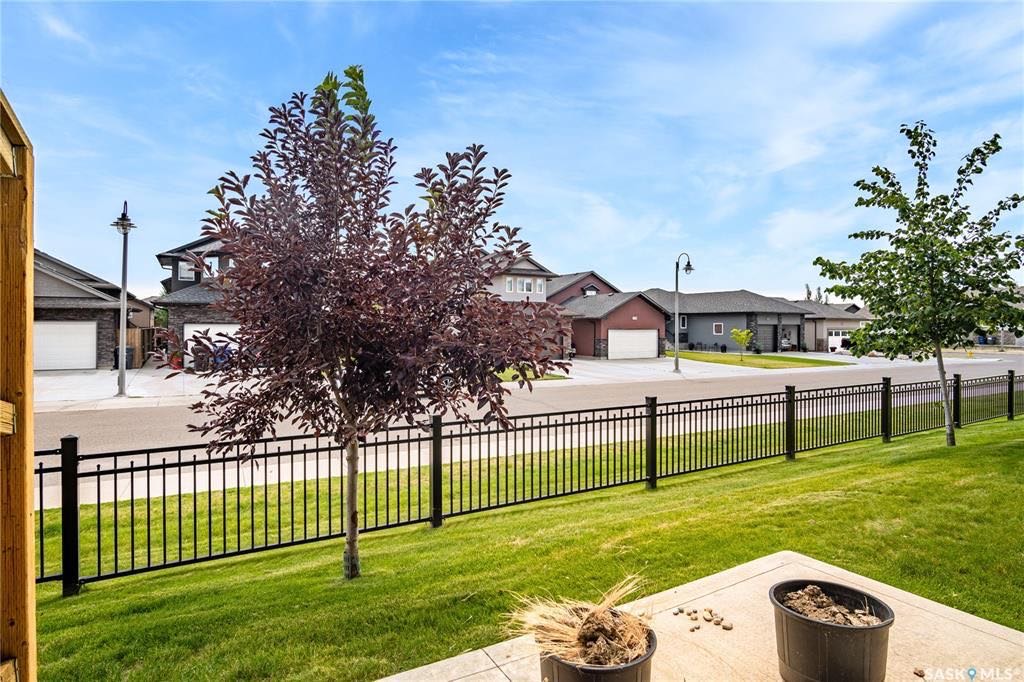 Stonebridge小区步行至小学，购物，公园。3房2卫联排屋出售。安静位置，背靠私密绿地，好采光，高档装修，实木地板，大理石台面，现代橱柜，不锈钢家电。二楼3个大房间尺寸足。地下室未装修。另有连房单车库，中央空调。挂牌价格$274900。详情请联系地产经纪Gary Gai - 5