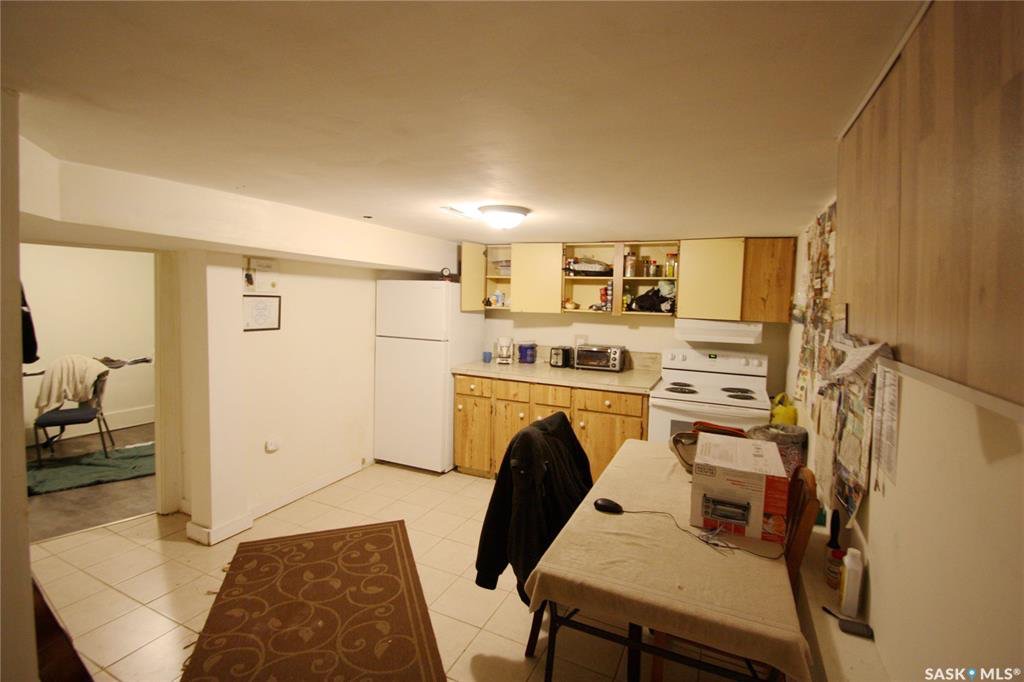 North Park 小区 868尺平层独立屋出售。拥有稀缺Saskatchewan River 河景。较新装修厨房，洗手间，部分新窗户。地下室有独立出入口，独立厨房洗手间套间用于出租。另有大尺寸双车库。挂牌价格：$299000。详情联系Royal LePage地产经纪Gary - 8