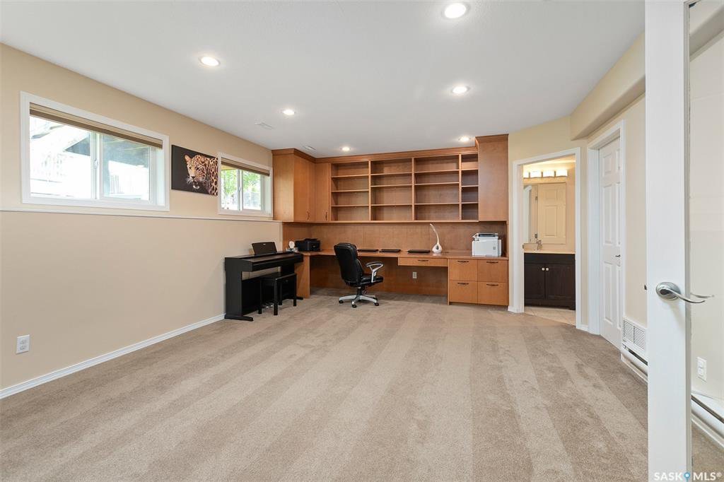 Willowgrove小区 3房3卫联排出售，步行100米 至小学，公园，附近购物，高中。边户，连房双车库外加双车位，一楼实木地板挑高顶开放厨房餐厅客厅，厨房理石台面配拐角储物间。二楼2大房间，半地下室大窗户一房/一厅一卫；大露台。安静封闭小区。房屋保养好 - 5