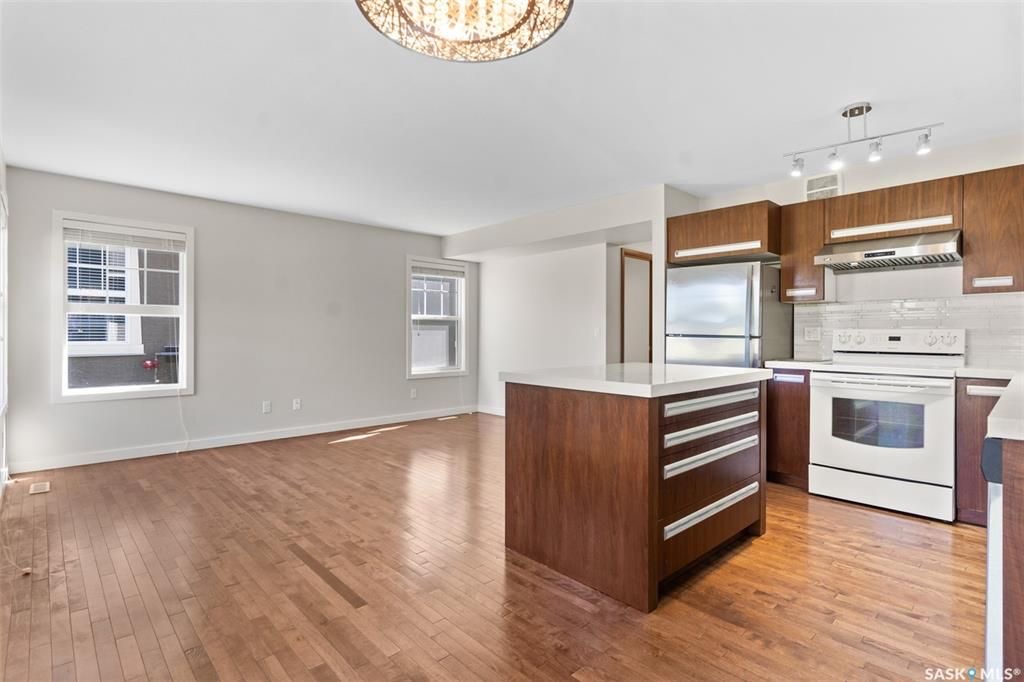 Willowgrove小区多窗大边户1340尺 3房3卫地下室装修安静联排出售。2013年建，步行至小学，购物，公园。背靠私密绿地，好采光，高档装修，新换地板，大理石台面，现代橱柜，不锈钢家电。全新刷漆。二楼3个大房间尺寸足，洗手间带天窗好采光。地下室完全装修有一个大家庭厅一个独 - 10