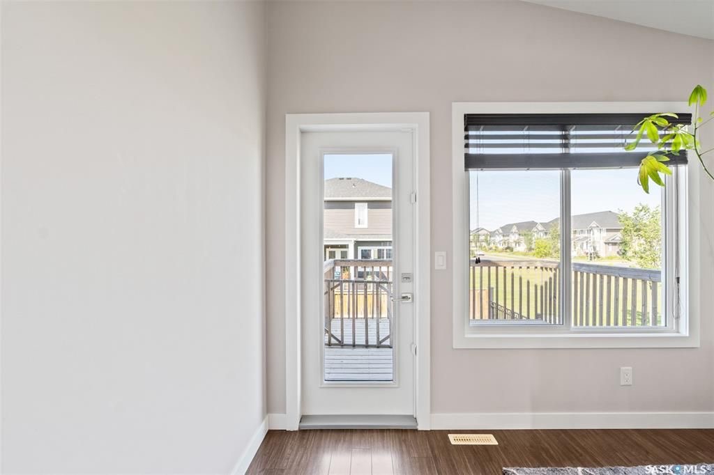 位于Stonebridge 小区紧靠公园绿地，近小学，购物设施，2015年建1249尺Bi Level错层独立屋5房3卫含2室一厅合法出租地下室，出售。 保养如新，大窗户采光好，高档装修，地下室有额外活动空间用于房主使用，外加地下室两房合法出租套间（独立出入，独立电表，独立厨房洗 - 15