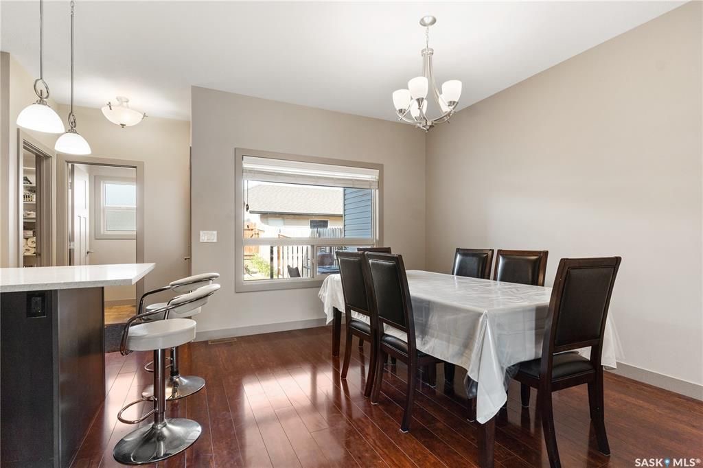 Evergreen小区核心路段2014年建1314尺3房3卫联排别墅出售。房屋状况如新，可步行至小学和公园，近高中近购物。一楼客厅宽敞明亮，9英尺层高，高级复合板地板，全花岗岩台面，枫木橱柜带阻泥，厨房不锈钢家电齐全。二楼3个大卧室，洗衣房，超大主卧带完整洗手间和步入式衣柜。地下 - 11