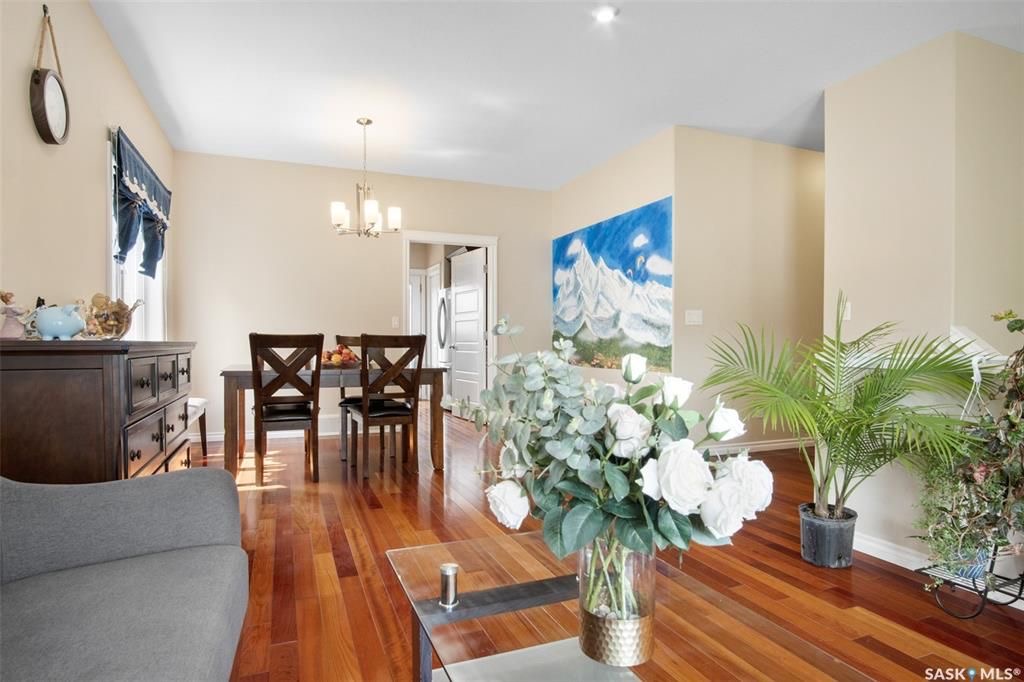 Stonebridge小区4房3卫错层独立屋出售。步行百米两所小学，购物，公园等一切设施。North Ridge建商，9尺层高，实木地板，升级封闭厨房（额外加多橱柜及台面，不锈钢家电）。多窗户采光好。主卧带独立洗手间和步入式衣柜。地下室9尺层高，超大窗户，明亮如地面，合成板地板， - 12