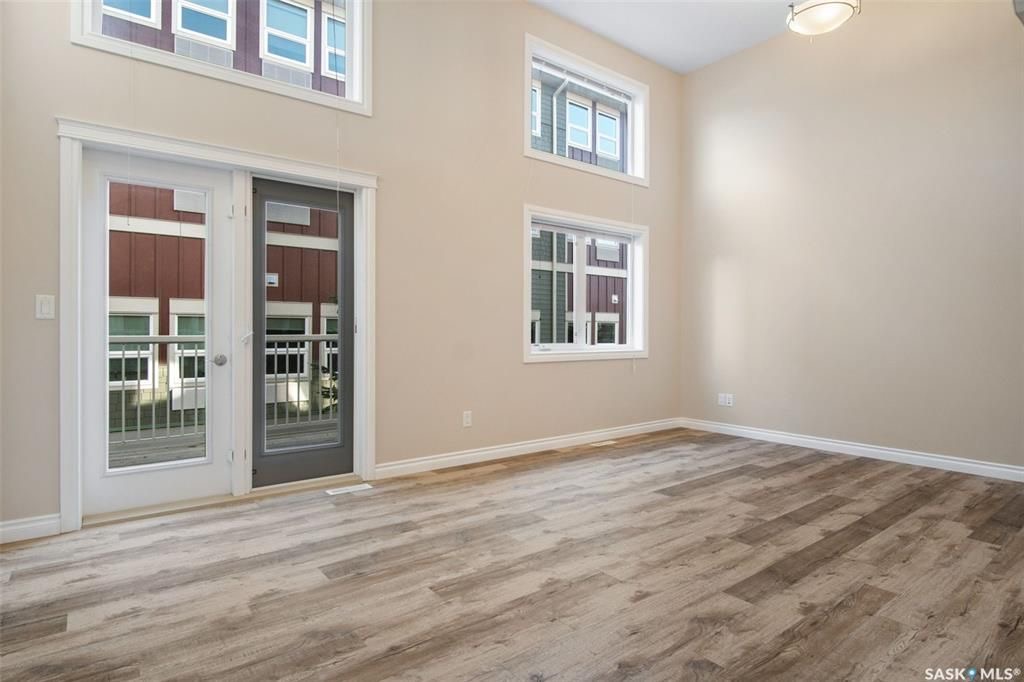 Stonebridge小区4房4卫翻新升级联排出售。近1500尺超大面积，步行至周围小学，公园，购物。大厅12尺挑高，全屋大部分全新换合成板地板，全屋全新刷漆，厨房枫木橱柜大理石台面，楼上3个大卧室，主卧带步入式衣柜和独立洗手间，半地下室完全装修好一房间/活动厅，大窗户外加洗手间 - 7