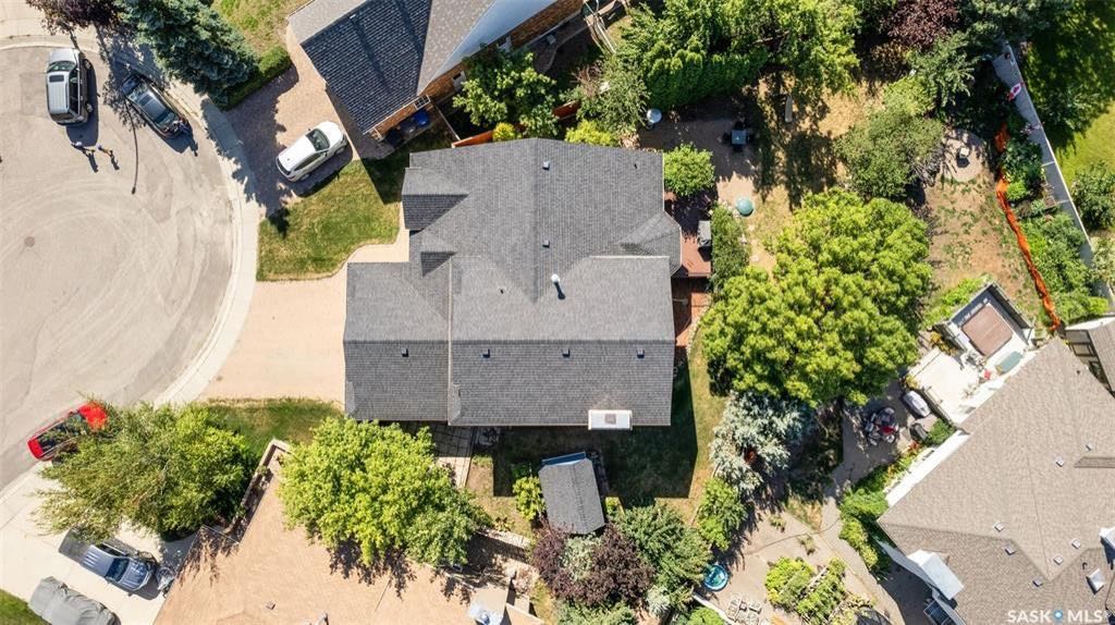 Lakeridge小区，背靠小学公园，扇形超大地块，2300尺4房3卫3厅2饭厅独立屋出售。保养极佳，大PVC窗户。明亮挑高大客厅，开放式大厨房。二楼3个大尺寸卧室，超大主卧带独立洗手间有步入式衣柜。三楼有超大家庭活动空间带壁炉，一间洗衣房，一间空房可用作书房或卧室。四楼全地下有 - 9