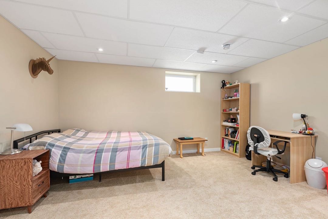 Willowgrove小区5房4卫独立屋出售，步行500米 至Willowgrove小学，公园，附近购物，近St Joseph 和Centennial百年高中。一楼有一个卧室，厨房餐厅客厅及洗手间，二楼3房两卫，主卧带洗手间，地下室专业装修有一房一厅一卫；双车库 - 7