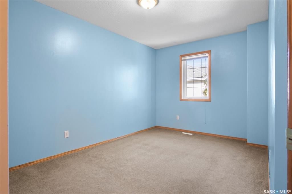 Erindale小区核心地段3室联排出售。1230尺，安静边户，多窗户，采光极好。步行百米至两所高中（百年高中，St Joseph），两所小学(Dr. John G. Egnatoff School and Catholic Father Robinson school)，附近商 - 16