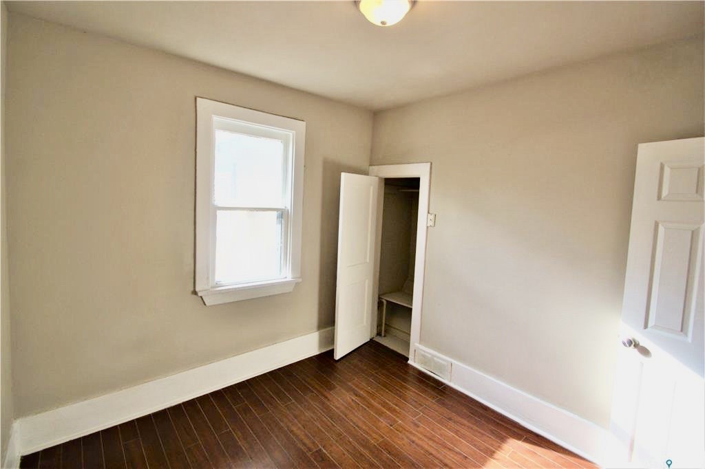 仅$129000！Pleasant Hill 小区 2室一厅一卫715尺独立屋出售。位于20街西，左邻右舍皆为好邻居，带独立私密院子。近期更新有瓦片，锅炉，热水器，灶台，围栏，较新窗户，地板，洁具，灯饰。全新刷漆。近小学，医院，附近购物。挂牌价格：$129000。 - 7