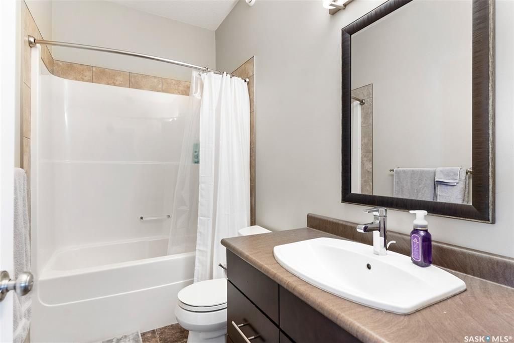 Evergreen小区1215尺错层独立屋出售, 本地西人业主，4房3卫，半地下室带合法出租1厅 1房间1卫分电表，独立出入独立洗衣烘干，另有1大活动空间用于主层住户使用，双车库外加1室外停车位，拐角地块多停车位，带露台，采光好，步行百米至两所小学及公园。 - 14