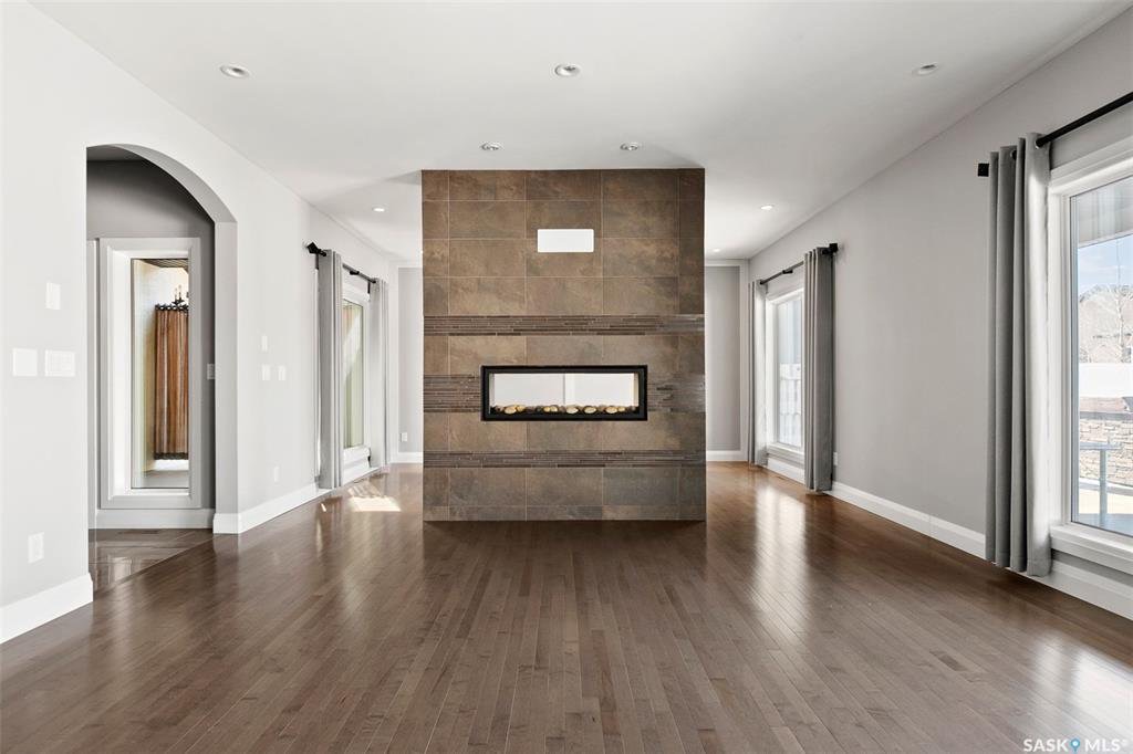 Willowgrove独立屋，室内面积2659尺 ，4房，4厅，5卫， 7223尺大地块，高档装修设备，天然气炉头，天然气地热覆盖，开价：$669900。 有意请联系地产经纪Gary Gai 3063413677 微信：gary3677 - 5