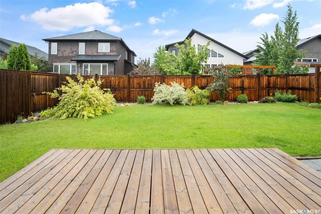 Evergreen 小区5房3卫错层独立屋出售，位于小区最优路段，安静宽敞私密，近小学，高中，公园，购物。高档装修，开放式设计，挑高尖顶，实木地板，飘窗，升级枫木厨房带不锈钢家电和角柜，全大理石台面及厨房背景砖，主卧带步入衣柜高档明卫干湿分离双洗手台洗手间，半地下室大窗户明亮如地 - 27