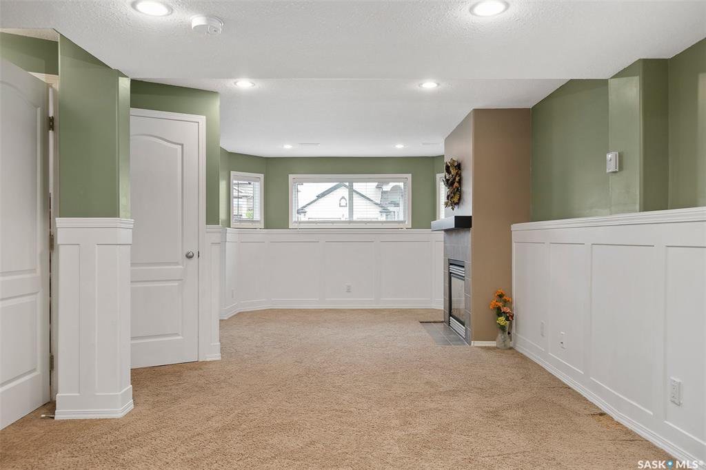 Willowgorve小区2005年建，接近1200尺错层独立屋出售，近Willowgrove小学，近St Joseph 和Centennial百年高中。共4房3卫（半地下有一办公室带窗户可用于第五个房间如果需要）。一楼挑高顶设计，主卧带完整洗手间，半地下大窗户 - 5