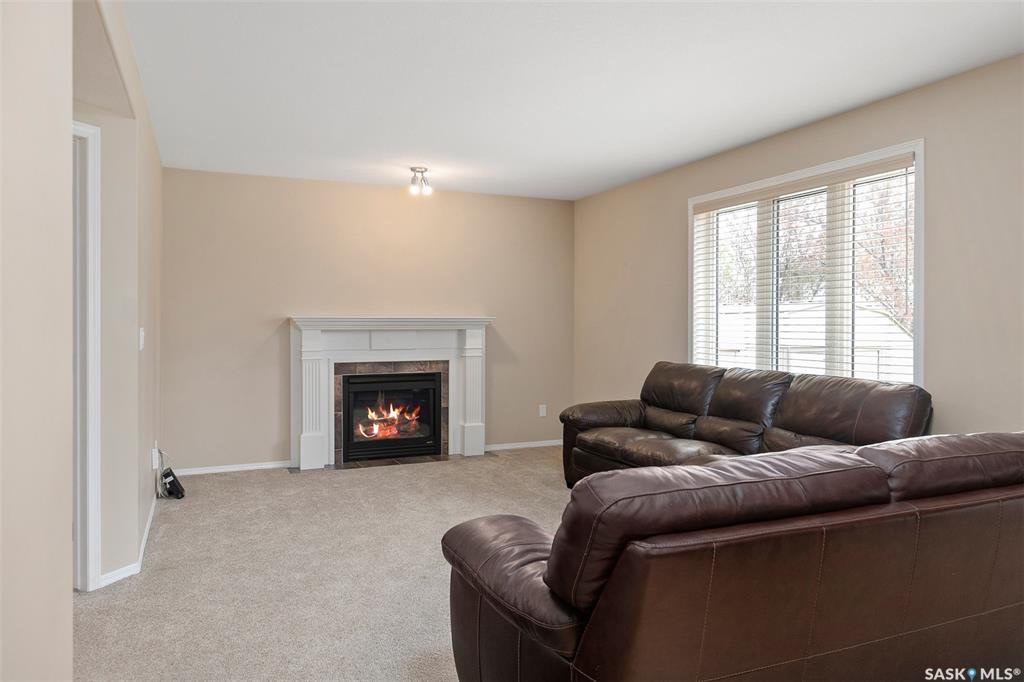 Arbor Creek小区1870尺独立屋出售。4房4卫+一楼一个大书房。一楼双客厅双餐厅。天然气做饭炉头，理石台面，枫木橱柜，地下室完整装修有大多功能厅，额外卧室，和洗手间。近期更换过热水器，地毯，瓦片。开价：$495000。有意请联系地产经纪Gary Gai 盖王睿 - 7