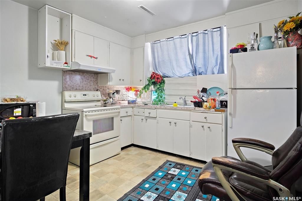 大学区近8街1312尺错层独立屋出售。本地人业主，5房3卫3厨房共3个出租套间区域。一楼3房一厅一卫套间（租金$1300/月），半地下室2个套间2个厨房 （租金$1200/月）。独立出入口。外带双车库。近期更新有：地板，橱柜，洗手间，水管，热水器，洗手台等洁具。适合投资或者自住楼 - 8