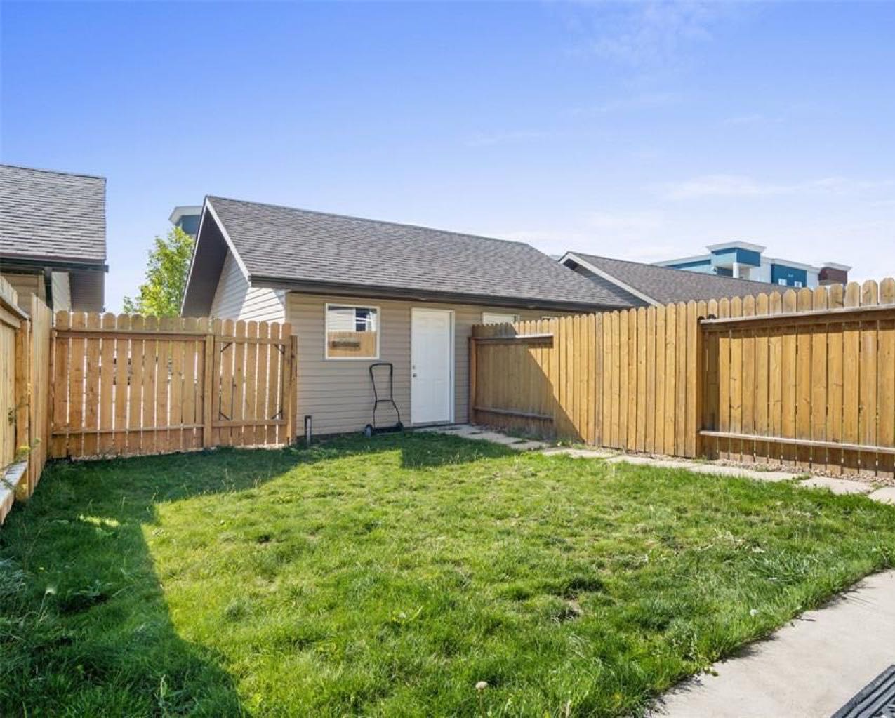 Willowgrove小区2013年建1360尺3房3卫联排别墅出售。房屋年代新，高档社区，整体保养得当。交通便利，可步行至两所学校和公园，近购物中心。房子是边户，一楼自然光充足，客厅宽敞明亮。一层9英尺挑高，高级复合板地板，全花岗岩台面，枫木橱柜，厨房设备齐全。二楼洗衣房，超大 - 9