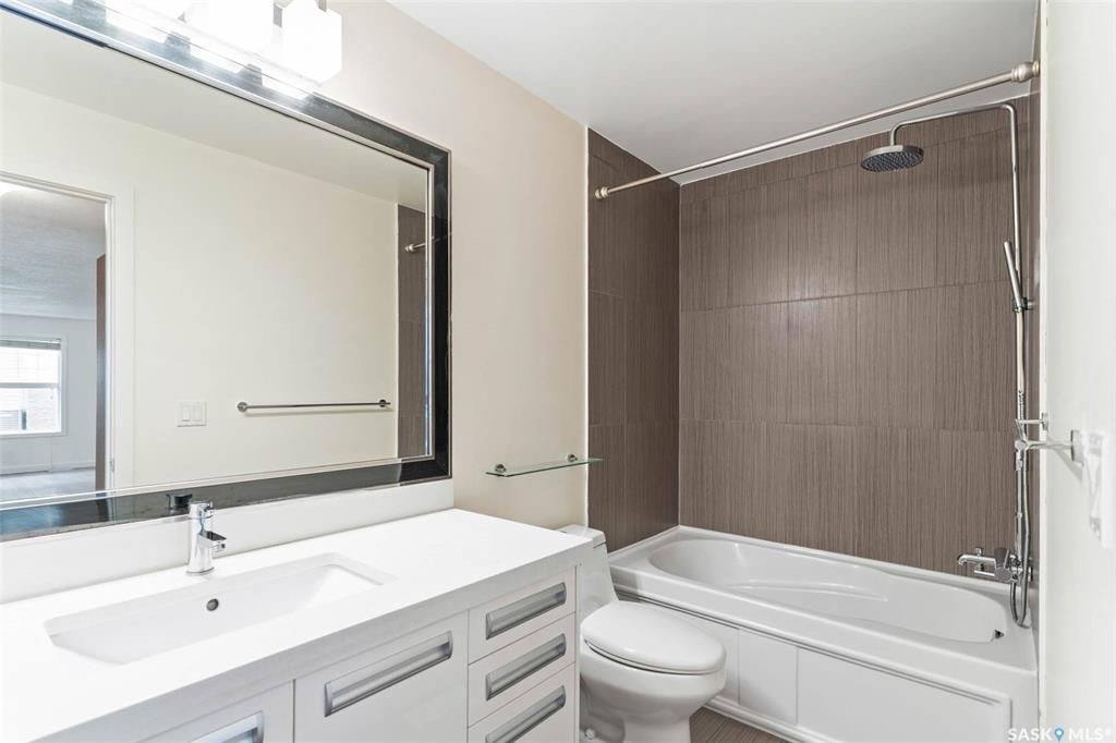 Willowgrove 小区两房一卫带未装修地下室边户联排出售。高档装修，多窗户好采光，开放式设计，竹木地板，厨房大理石台面，现代带阻尼橱柜，不锈钢家电。洗手间瓷砖地板带浴缸。卧室合成板地板。全新刷漆。外带一个室外停车位。小区内有健身房，游泳池等公共设施。位置方便近公园，学校，购 - 21