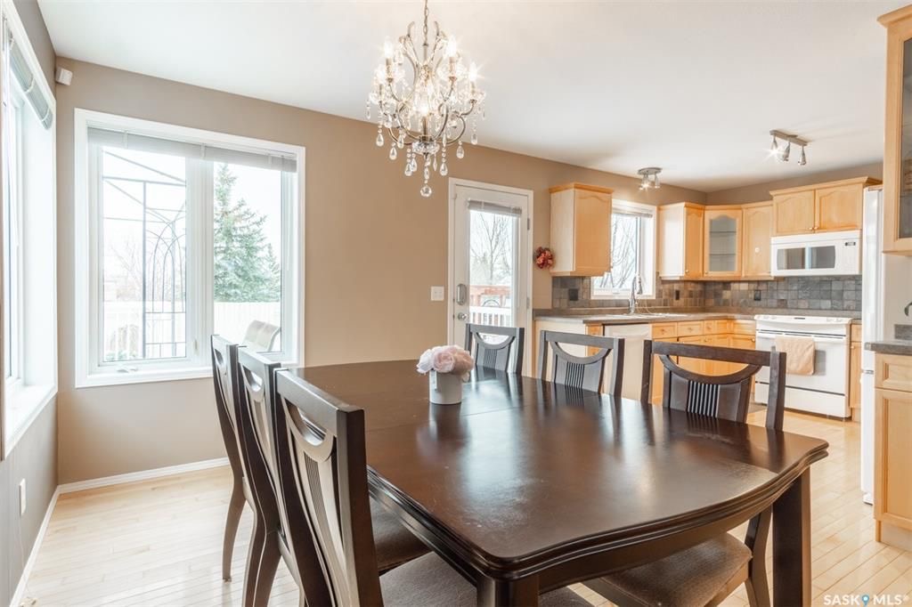 Arbor Creek背靠公园4房4卫两层独立屋出售。近学校购物。实木地板，大客厅餐厅，私密大院子。客厅采光好带飘窗壁炉，主卧带独立洗手间和步入式衣柜，地下室专业装修有一大家庭厅一卧房一洗手间。加热双车库。新换瓦片。挂牌价格：$469000。详情请联系地产经纪Gary Gai 盖 - 8