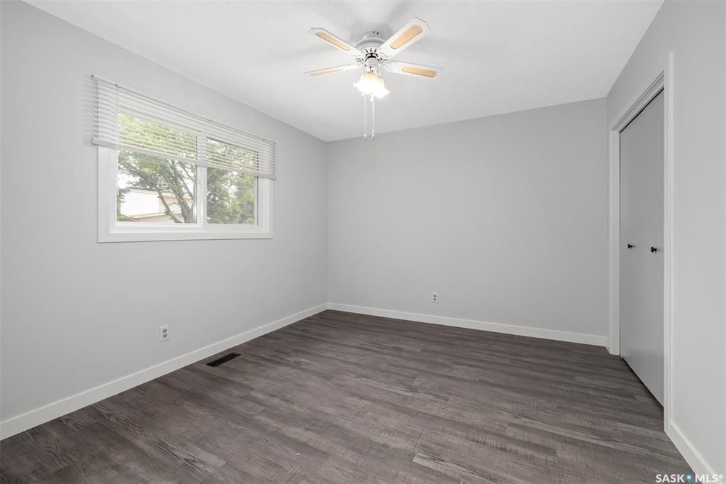 West College Park 步行100米至Evan Hardy小学，全新装修5房5卫独立屋出售，地下室带2室2书房3洗手间独立厨房出租套间。本地人业主。楼上3房2卫，主卧带洗手间，新窗户，新地板，新台面，但车库外加5车位。布局合理，适合自住加投资。开价$415000 - 6