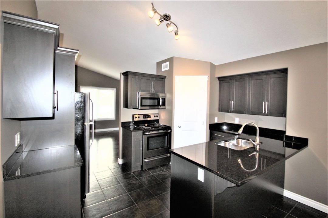 Stonebridge 小区1129尺错层独立屋含2室一厅合法出租地下室出售，实木地板装修，大理石台面，地下室有额外活动空间用于楼上房主使用，外加地下室合法出租套间，独立出入，分开两点表等设备。房子状况如新。挂牌价格：$435000。详情请联系地产经纪Gary Gai 盖王睿 3 - 5