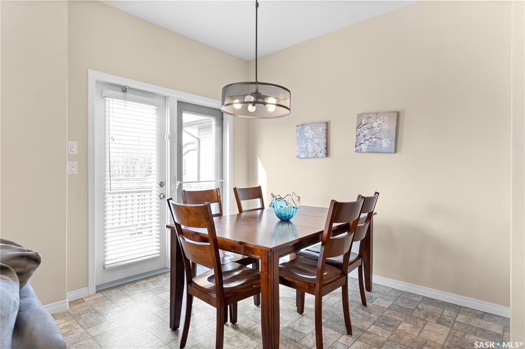 Stonebridge小区1619尺4房4卫独立屋出售。近小学，公园，购物等设施。带加热双车库，朝西大露台大院子。主层开放式设计，采光明亮，工程木地板，厨房带不锈钢家电，大储物间。二楼带一个超大多功能厅，另有三房两卫。主卧带独立洗手间。地下室装修有一房一厅一卫。房屋一二层大部分 - 5