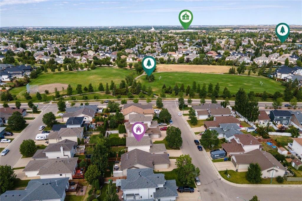 Arbor Ceek小区2001年建 1677尺 3房4卫独立屋出售，近公园，附近购物，高中。一楼开放式厨房餐厅客厅；二楼3房两卫，主卧带洗手间，地下室装修有一大厅一卫；双车库，设备：新风系统。 新换瓦片。挂牌价格：$459900。详情联系Royal LePage地产经纪Gary - 3