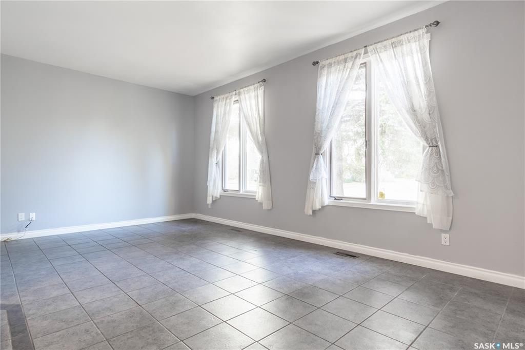 FOREST GROVE小区11472尺5室3卫独立屋出售。位于安静街区，近公园，步行到两所学校（百年高中，St joseph），周边生活设施齐全，交通便利。双客厅和餐厅宽敞明亮，瓷砖地板。厨房新装台面，近期翻新橱柜。客厅嵌入式大窗自然光充足，带一个壁炉。主卧带洗手间间。地下室装 - 5