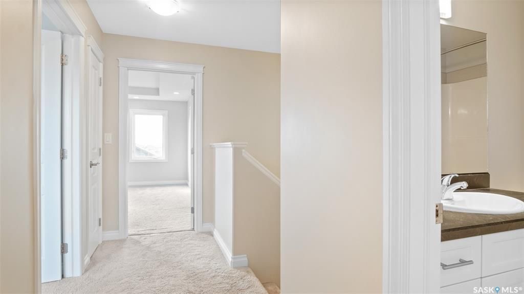 Evergreen小区2014年建3房3卫1书房大尺寸1804尺联排出售。带独立院子及连体车库。房屋特点：一楼书房，9次层高，新合成板地板，枫木厨房带不锈钢家电，客厅大窗好采光，二楼3个大卧室，主卧带步入式衣柜外加独立洗手间浴缸双洗手台。地下室未装修，高层高，带大窗户。房屋全新刷 - 14