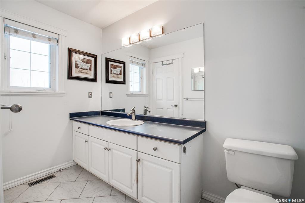 Erindale小区3室2卫联排，1207尺，可以步行至两所中学（St Joseph 和 Centennial 高中） 小学，商业购物方便。保养好，彩光好，地下室装修完工，带连房车库。开价$239000。 有意请联系地产经纪Gary Gai 3063413677 微信：gary3 - 6