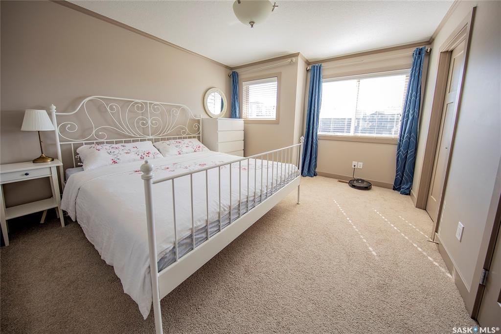 Evergreen 小区2013年建3房3卫联排别墅出售。房屋状况如新，可步行至小学和公园，近购物。一楼客厅宽敞明亮，9英尺层高，高级复合板地板，全花岗岩台面，枫木橱柜，厨房设备齐全。二楼洗衣房，超大主卧带完整洗手间和步入式衣柜。地下室未装修。带中央空调。私密后院，单车库外加一车 - 7