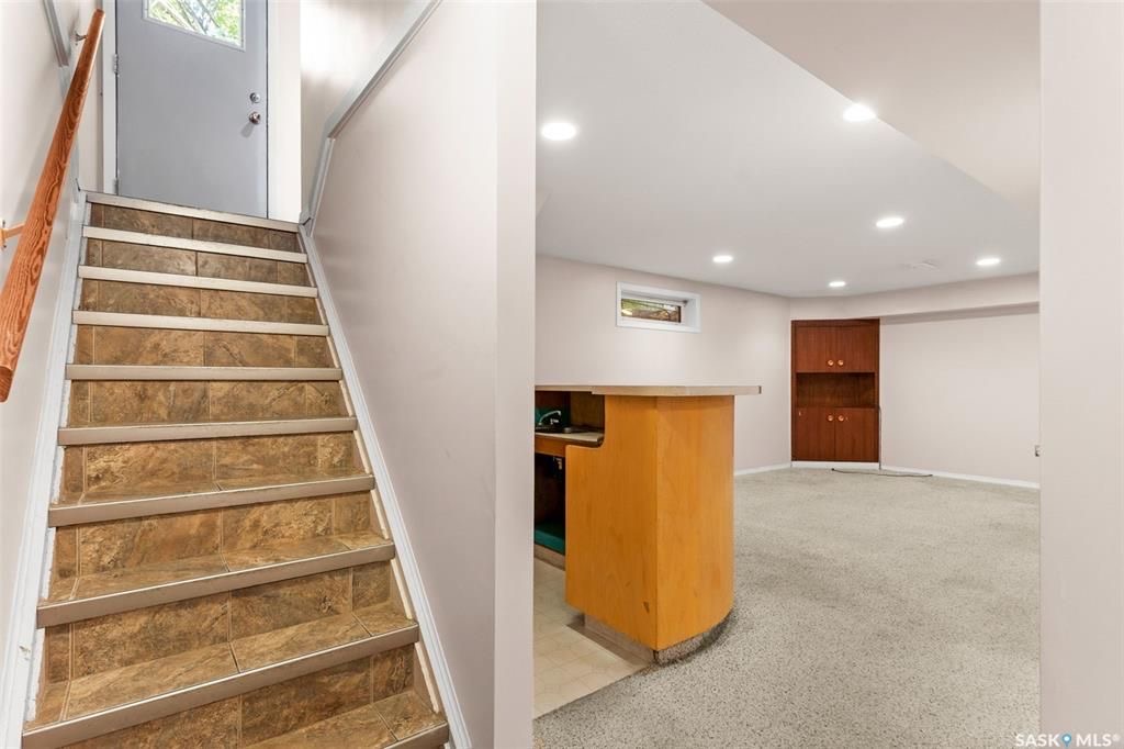 绝佳好位置Greystone Heights小区，步行至大学，8街购物等设施。大尺寸1310尺4房4卫平层独立屋出售。占地7326尺大地块，原橡木地板，客厅带天然气壁炉，好彩光，主卧带独立洗手间，地下室带独立出入口，完整装修有一个多功能厅带水吧台，独立书房，一个大窗户卧室，另有2 - 23