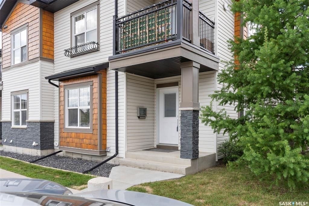 Willowgrove 小区两房一卫带未装修地下室边户联排出售。高档装修，多窗户好采光，开放式设计，竹木地板，厨房大理石台面，现代带阻尼橱柜，不锈钢家电。洗手间瓷砖地板带浴缸。卧室合成板地板。全新刷漆。外带一个室外停车位。小区内有健身房，游泳池等公共设施。位置方便近公园，学校，购 - 6