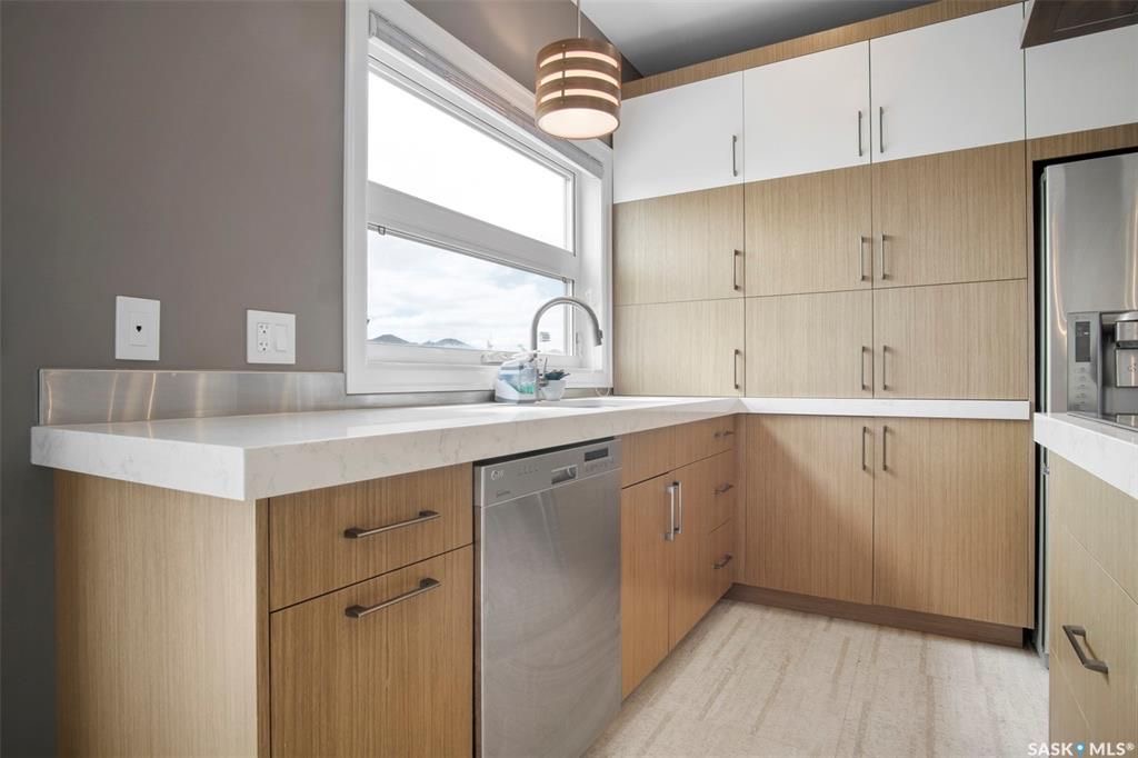 Rosewood小区2419尺现代风格2层独立屋出售。本地人业主，背靠公园绿地。3房3卫+1书房。顶级豪华装修：双向壁炉，软木地板，核桃木橱柜，大理石台面，全屋自动控制系统，主卧带5片豪华洗手间，二楼外加655尺超大阳台。位于小区最佳街区之一。挂牌价格：$829900。 有意请联 - 18