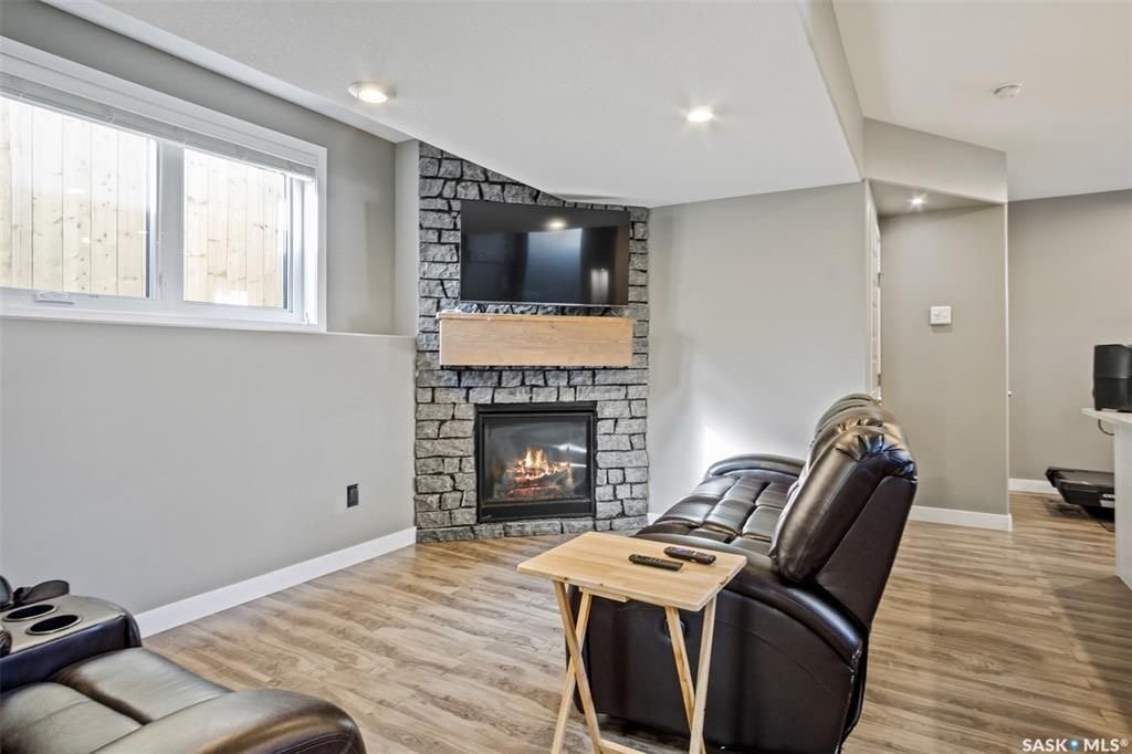 Aspen Ridge小区1165尺错层独立屋出售，本地西人业主，6房3卫，半地下室大窗带合法出租1厨1厅 2房间1卫分电表，独立出入独立洗衣烘干，独立热水器换风系统，另有1大厅或者房间用于主层住户使用，高档装修，全屋9尺，大理石台面，升级厨柜，双车库，拐角地块多停车位，带顶露台 - 28