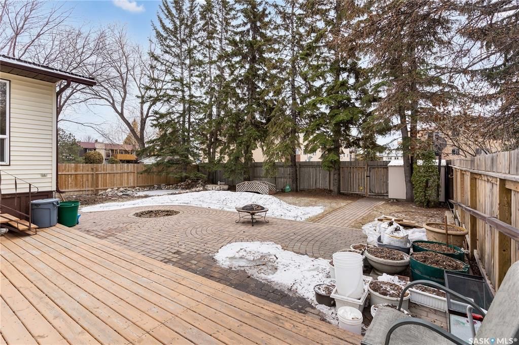 College Park小区近学校近八街安静好地段2274尺独立屋出售。4 房4卫3厅，错层结构。房屋宽敞明亮，实木/软木地板，更新升级厨房台面橱柜，朝南阳光房/正餐厅。二楼房间尺寸大全木地板；主卧带独立洗手间。地下室有超大活动空间，水吧台，洗手间，另有独立工作室。所有大件设备均 - 23