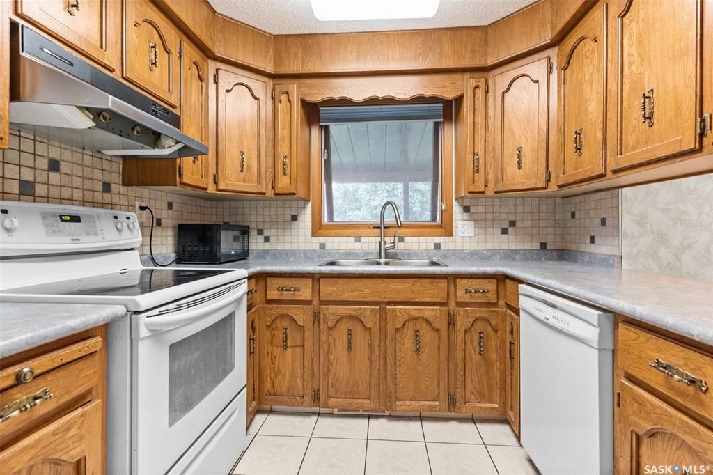 Lakeview小区步行至两所小学公园核心安静地段独立屋出售。4错层好采光，橡木橱柜，主卧带独立洗手间，第三层有超大家庭厅带经典吧台和独立出入门，洗手间有按摩浴缸。第四层装修有一个活动厅可作为第四个房间使用。大占地大院子，露台带顶棚。另有地下喷淋和全新换瓦片，部分更新新pvc窗户 - 11