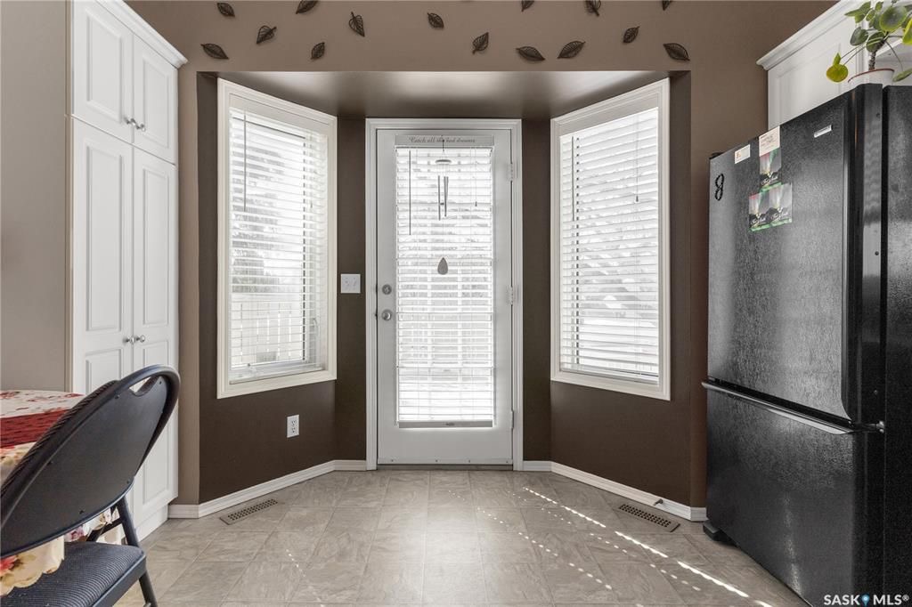 Wildwood小区错层边户联排出售。3房2卫连房子单车库外加室外双停车位，后院露台。主层挑高天花板，合成板地板，半地下室大窗户，近期更换高校锅炉和热水器。房屋保养优，采光好，近公园，学校，购物。挂牌价格 $305,000。详情联系地产经纪Gary Gai 盖王睿 3063413 - 12