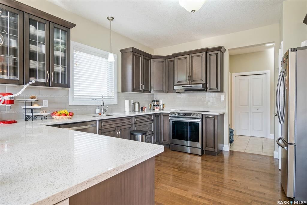 Willowgrove小区2011年建1927尺3室3卫双层独立屋出售。地理位置佳，步行可达学校，近公园，购物中心，交通便利。本地西人业主，高品质装修，全屋保养极佳。一楼挑高9英尺，瓷砖实木地板。开放式客厅和厨房，厨房大量橱柜，储藏空间大，带阻尼抽屉。花岗岩台面，陶瓷背板，和不锈 - 7