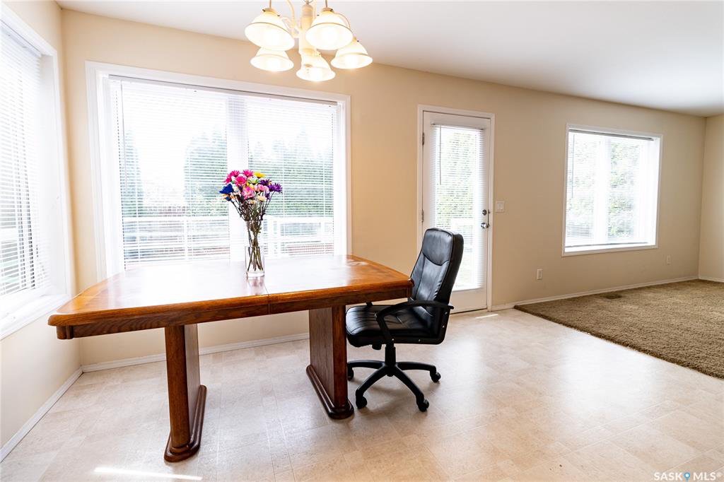 Arbor Ceek小区2001年建 1677尺 3房4卫独立屋出售，近公园，附近购物，高中。一楼开放式厨房餐厅客厅；二楼3房两卫，主卧带洗手间，地下室装修有一大厅一卫；双车库，设备：新风系统。 新换瓦片。挂牌价格：$459900。详情联系Royal LePage地产经纪Gary - 6