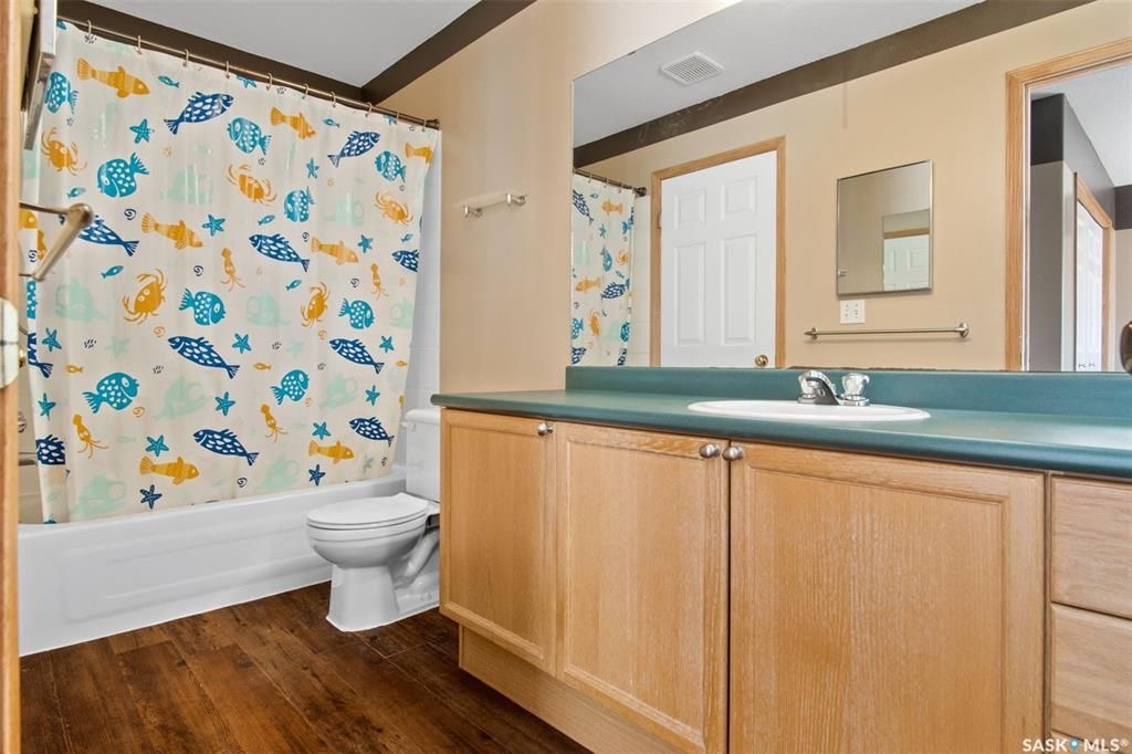 Erindale小区核心地段3室联排出售。1230尺，安静边户，多窗户，采光极好。步行百米至两所高中（百年高中，St Joseph），两所小学(Dr. John G. Egnatoff School and Catholic Father Robinson school)，附近商 - 17