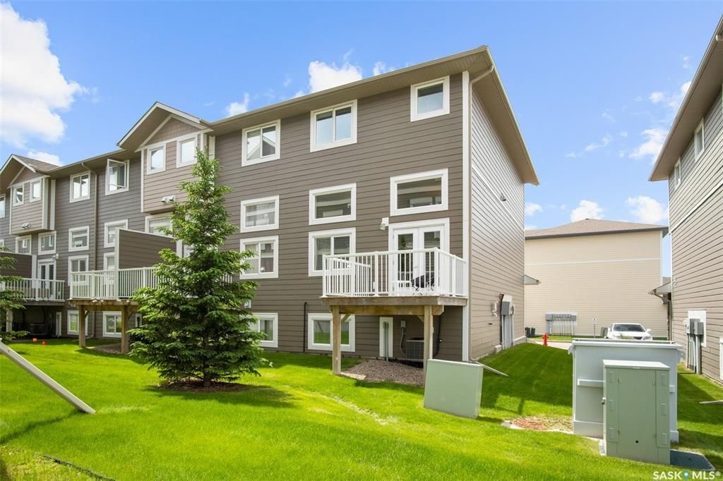 Stonebridge小区3房4卫边户联排出售。近1500尺超大面积，步行至周围小学，公园，购物。大厅12尺挑高，全屋大部分合成板地板，厨房枫木橱柜大理石台面，超大主卧带步入式衣柜和独立洗手间，半地下室完全装修好一房间/活动厅，大窗户外加洗手间。室外带一个大露台，连房子车库。位置 - 7