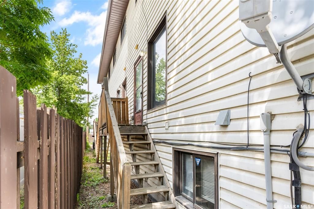 Sutherland小区4 房3卫联排出售。本地人业主，位置便利，近大学。连房子单车库外加一个室外车位。大窗户明亮，新不锈钢家电，新合成板地板和部分地毯，地下室完整装修有一房一厅一简易厨房水吧，另外带一独立露台。房屋近期更新，维护好。挂牌价格：$235000。 有意请联系地产经纪 - 24