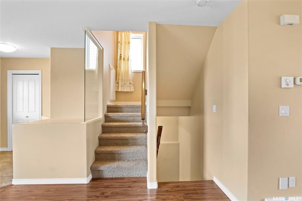 Stonebridge小区4房3卫独立屋出售。面对小学公园好景色。1464尺大空间开放式设计，枫木橱柜，不锈钢家电，收纳角柜，2 楼3个大卧室，主卧带独立洗手间。地下室完全装修有1房间1大活动厅。大后院带独立露台，双车库。另有中央空调，中央吸尘，加湿器，换风系统，垃圾粉碎机，前露 - 15