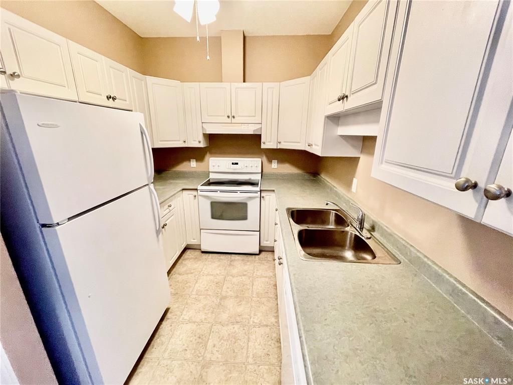 University Heights小区1000尺2房2卫高档公寓出售。2004年建，带1车库1车位。挑高层高，带独立阳台储物间，全新刷漆。楼内有健身房会议室。步行至百年高中，小学，公园，购物超市。挂牌价格 $199,900。详情联系地产经纪Gary Gai 盖王睿 306341 - 8