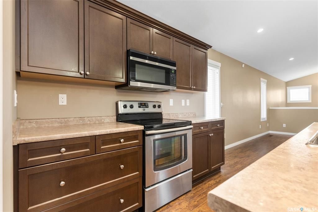 Stonebridge小区近1410尺错层独立屋出售，5房3卫，半地下室带合法出租2房1厅1厨1卫分电表，独立出入独立洗衣烘干，独立热水器。高档装修，连房加大尺寸双车库，双层露台。后院私密性好没有邻居相连。主层挑高顶，木地板，枫木橱柜，大厨房带独立角柜，主卧带独立洗手间和步入衣柜 - 10