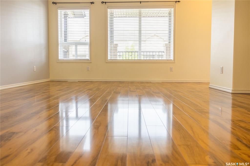 Willowgrove小区4房4卫双车库联排出售。带独立私密小院，主卧带完整洗手间。步行百米小学，近高中，购物。房屋保养佳采光好，高档装修：大理石台面，不锈钢家电，大尺寸房间，一车库一车位，地下室专业装修。挂牌价格：$339000。详情请联系地产经纪Gary Gai 盖王睿 - 5