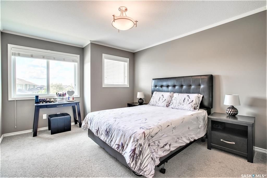 Willowgrove小区2012年建1320尺3房3卫联排别墅出售。房屋年代新，步行百米至两所小学和公园，近百年高中，近购物中心。一楼朝阳自然光充足，客厅宽敞明亮。9英尺挑高，高级复合板地板，全花岗岩台面，枫木橱柜，不锈钢厨房设备。二楼2个超大卧室均带独立洗手间和步入式衣柜。地 - 13