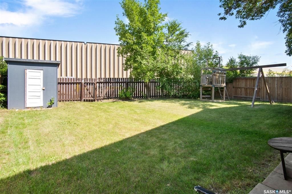 Wildwood小区错层结构3房2卫独立屋出售。位置优越，步行至Central Mall ，8街购物，学校，公园。全新刷漆，更新枫木厨房，更新窗户，屋顶瓦片，洗手间翻新。私密成熟大后院，连房子单车库外加双车道停车。房屋格局采光好。挂牌价格：$379000。详情请联系地产经纪Gar - 23