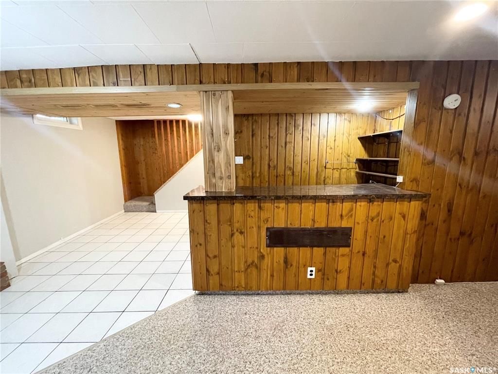 核心路段5房2卫大地双车库独立屋出售。步行百米至8街Greystone小学公园，8街Superstore购物。房屋近期升级有：PVC 窗户，合成木地板，橱柜，洗手间，热水器，屋顶瓦片。 地下室有独立出入，大窗户2房1厅1卫。水吧台带mini炉灶。可自住或投资出租。挂牌价格：$35 - 18