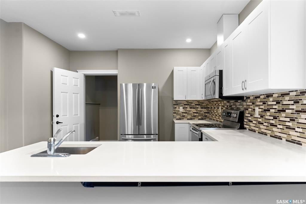 Evergreen小区近1500尺Jaylin Homes建商错层独立屋出售，5房3卫2书房，半地下室带合法出租2房1厅1厨1卫分电表，独立出入独立洗衣烘干，另有1房1厅1书房空间用于主层住户使用，高档装修，连房加大尺寸双车库，超大扇形地块，免维护带棚露台，三层窗户。主层9尺高天 - 20